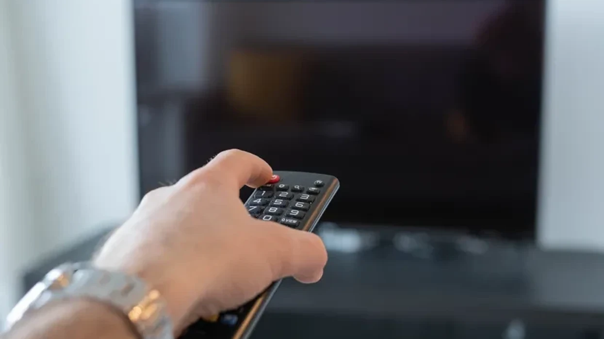 Mbajeni butonin e ndezjes për 10 sekonda - truku që shpejton menjëherë çdo televizor inteligjent