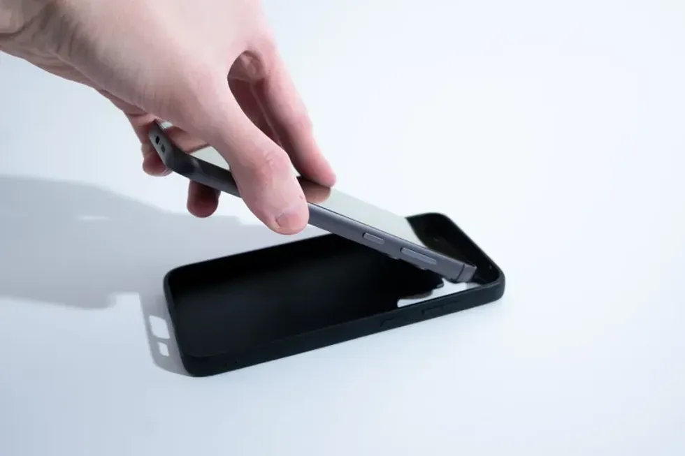 Pse duhet ta hiqni maskën nga telefoni gjatë karikimit të baterisë?