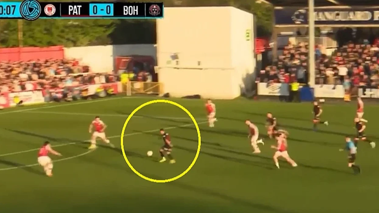 Një nga golat më të shpejtë në historinë e futbollit u shënua në derbin e Irlandës