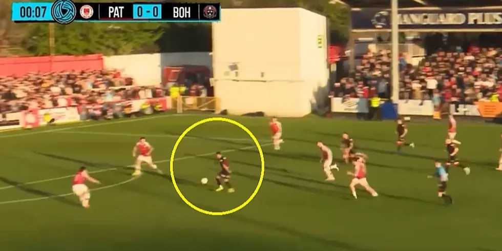 Një nga golat më të shpejtë në historinë e futbollit u shënua në derbin e Irlandës