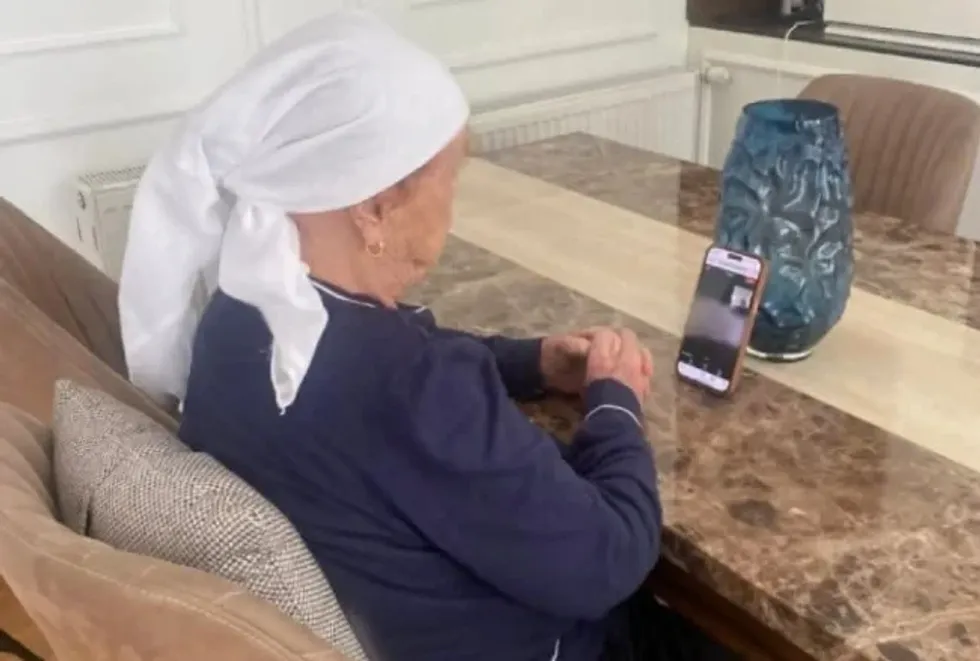 Nëna e Hashim Thaçit bisedon me ish-presidentin, ia uron ditëlindjen