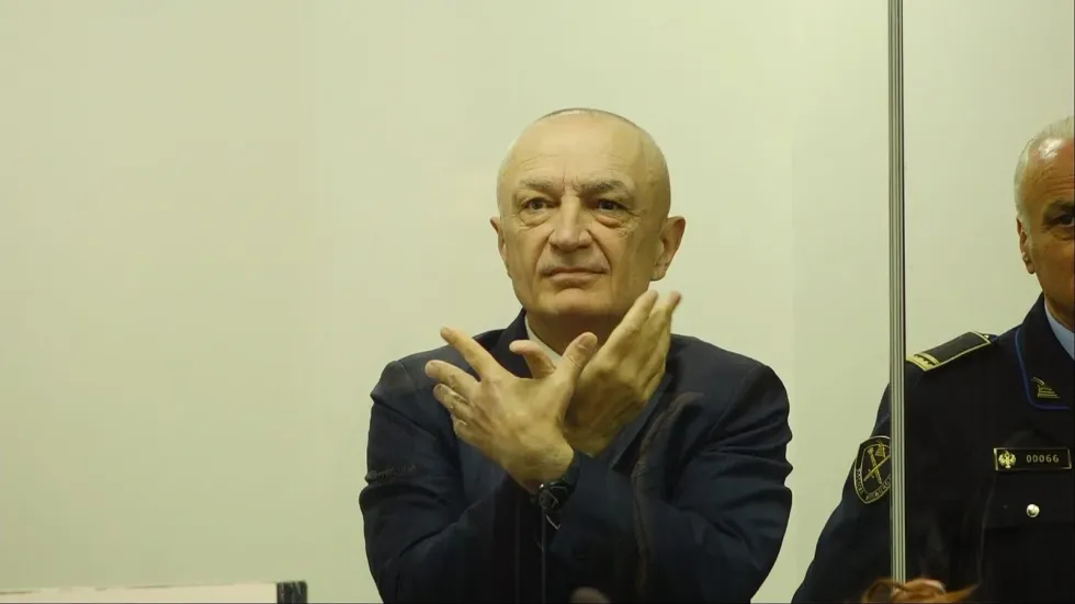 Ilir Meta bën shqiponjën - Gjyqi shtyhet për 11 maj