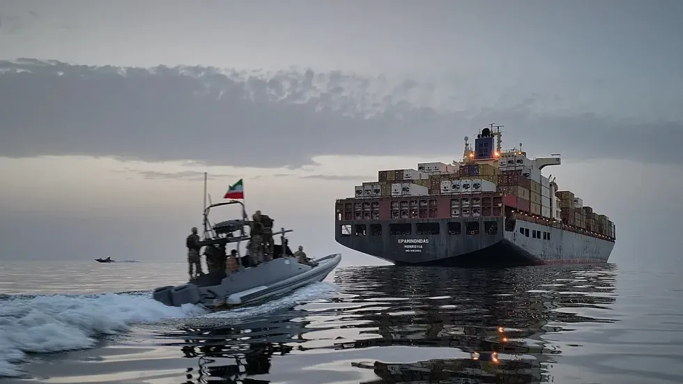 Ngërçi në Ngushticën e Hormuzit lë 20,000 detarë të bllokuar në anije mallrash