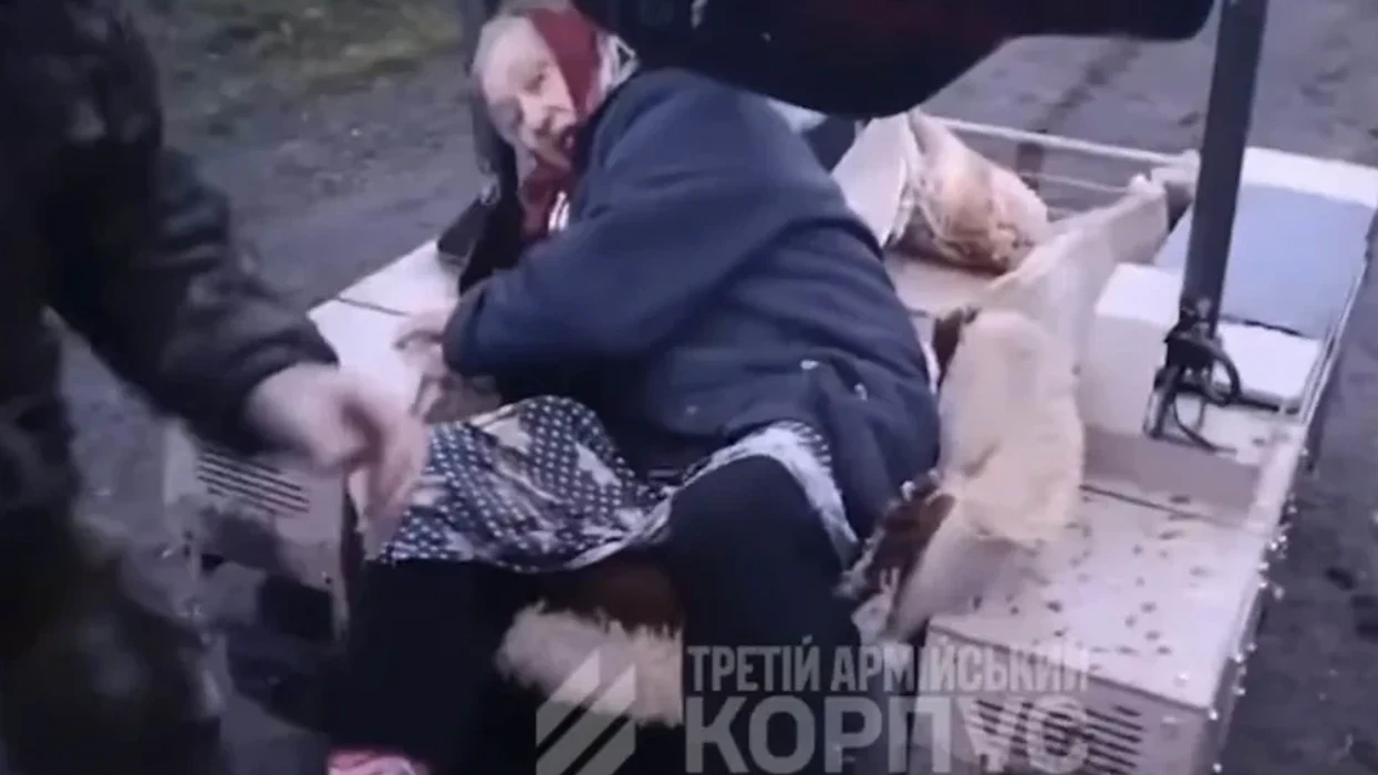 Ushtarët ukrainas shpëtojnë me robot të moshuarën që mezi ecte në paterica derisa po ikte nga bombardimet ruse