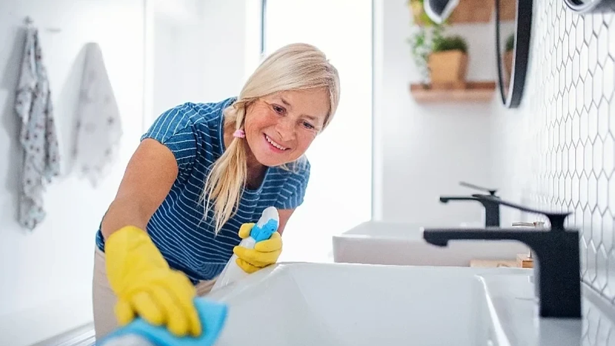 Si të hiqni në mënyrë efektive mbetjet e sapunit dhe gëlqeren nga banjoja juaj