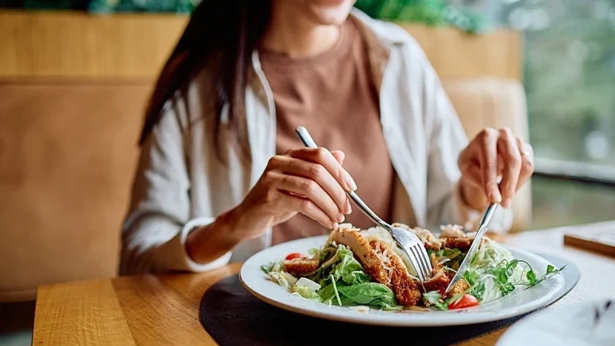 Çfarë ndodh nëse qëndroni ulur për më shumë se një orë pas ngrënies?