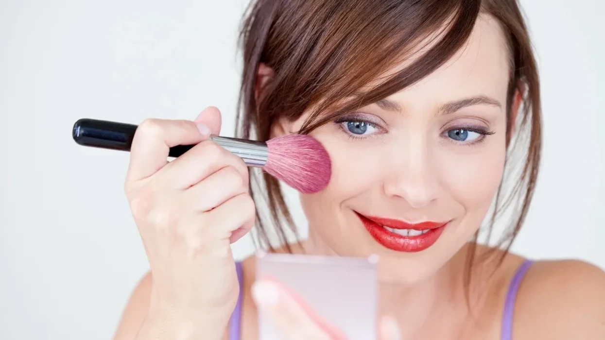 Në vend të rozës, skuqësit vjollcë janë pamja më e kërkuar e sezonit