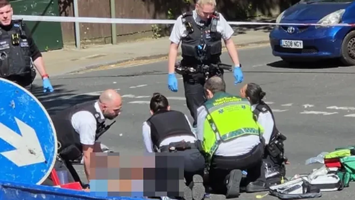 Theren me thikë dy persona në Londër, shënjestër ishin hebrenjtë jashtë një sinagoge