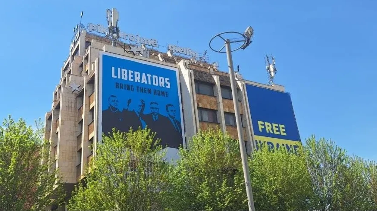 “Ktheni në shtëpi çlirimtarët”, baneri në mbështetje të drejtuesve të UÇK-së në Hagë