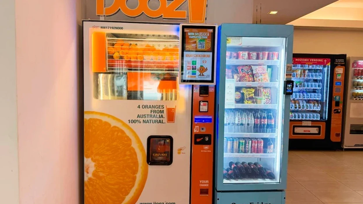 Lëpiu pipëzën nga makina e lëngjeve dhe e riktheu në vend, adoleshenti francez përballet me akuza në Singapor