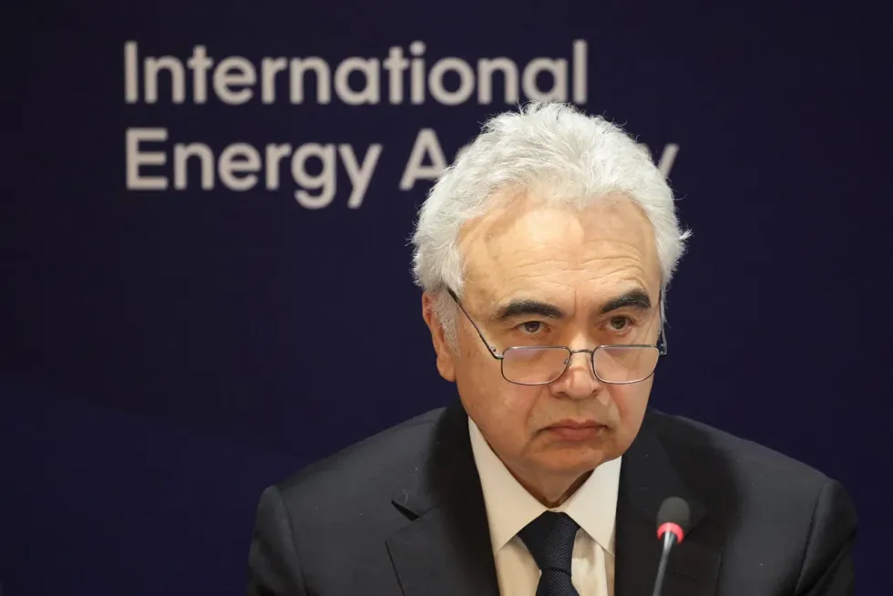 Bota përballet me një “sfidë të madhe energjetike dhe ekonomike”, thotë IEA