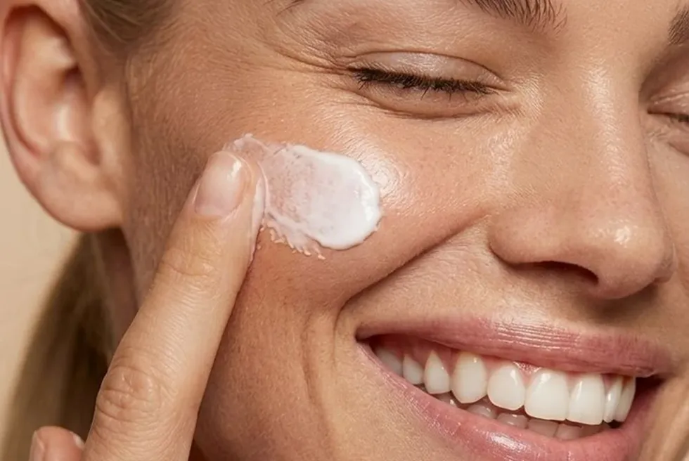 Sa krem, serum dhe SPF duhet të vendosni në lëkurë: Kjo është mënyra e duhur