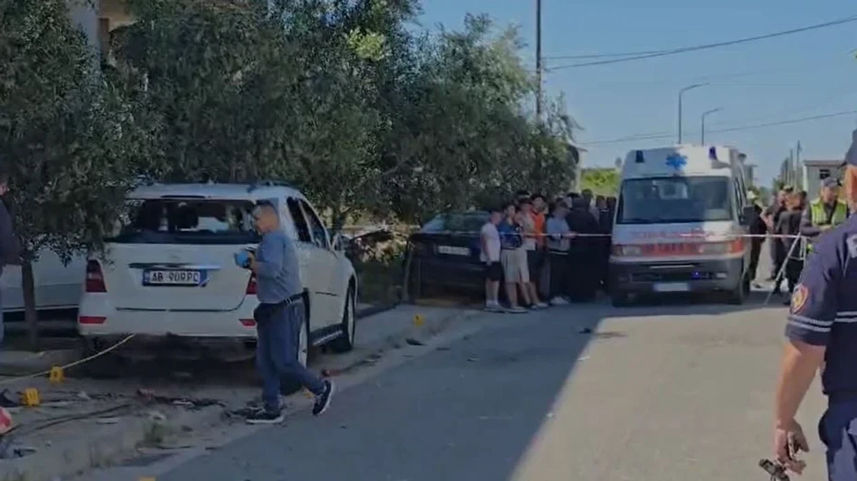 Tragjedi në Durrës, vetura përplas tre fëmijë derisa po luanin në trotuar - dy humbin jetën