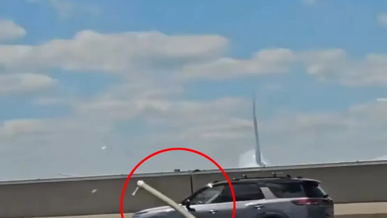 Derisa po ulej në aeroportin e New Jersey, aeroplani i United Airlines godet shtyllën e ndriçimit dhe kamionin në lëvizje – filmohet gjithçka Derisa po ulej në aeroportin e New Jersey, aeroplani i United Airlines godet shtyllën e ndriçimit dhe kamionin në lëvizje – filmohet gjithçka