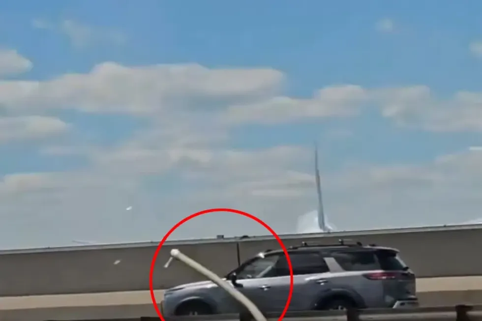 Derisa po ulej në aeroportin e New Jersey, aeroplani i United Airlines godet shtyllën e ndriçimit dhe kamionin në lëvizje – filmohet gjithçka