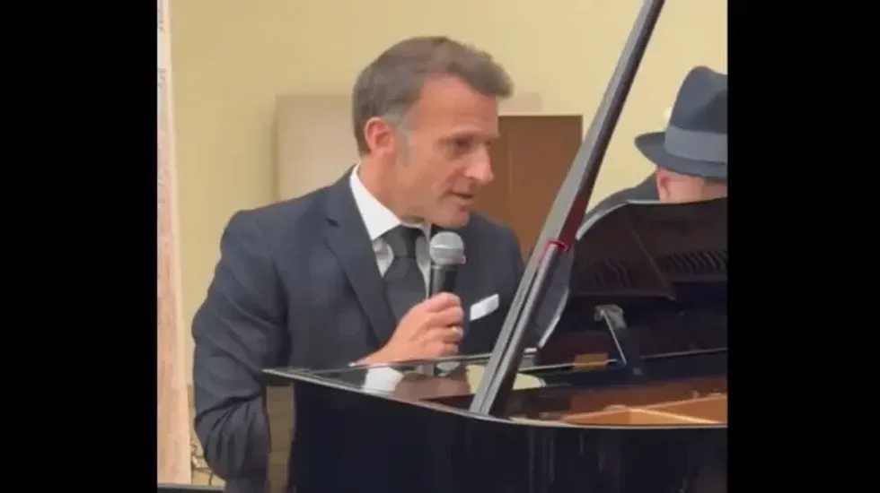 Macron këndon këngën e Aznavour ndërsa kryeministri armen Pashinyan luan bateri në darkën zyrtare