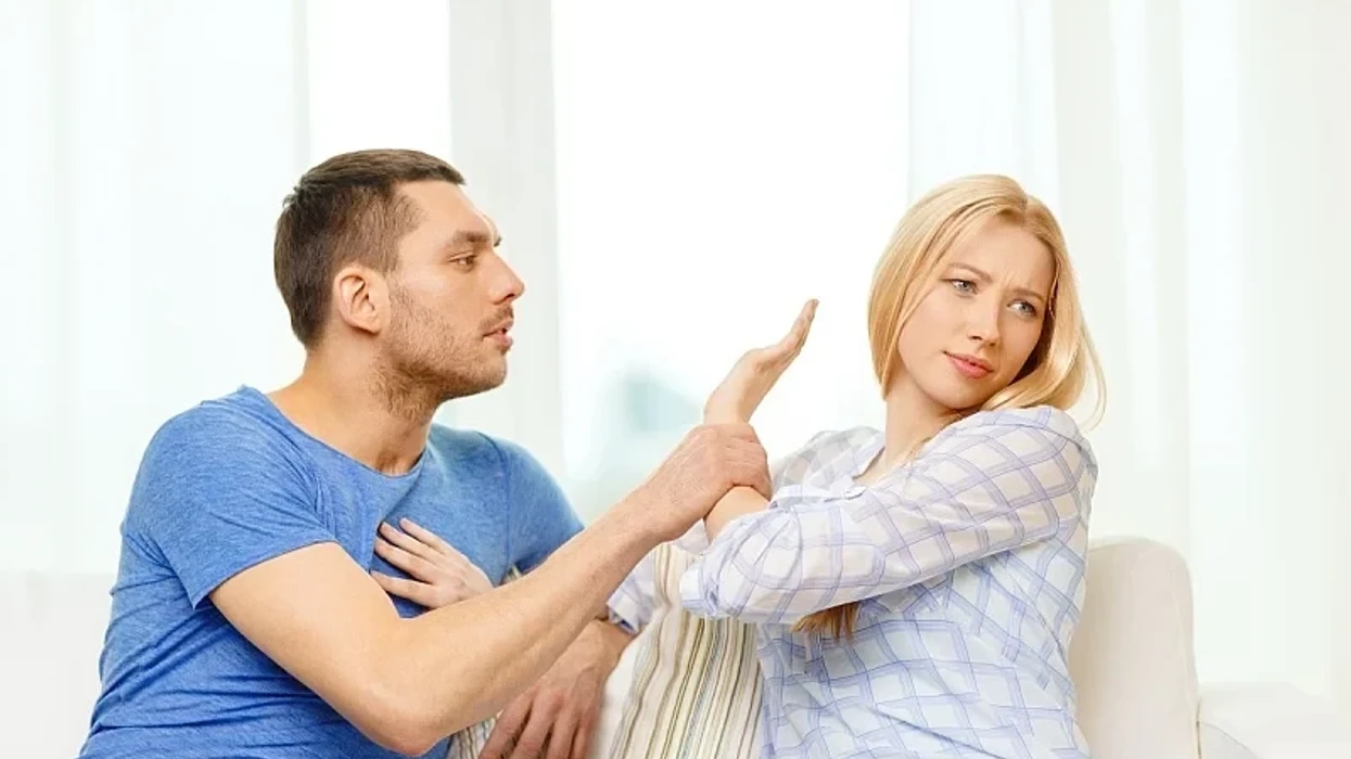 Çfarë të bëni nëse keni një partner xheloz, kushtojini vëmendje këtyre sjelljeve