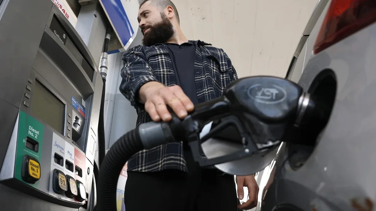 Njerëzit në SHBA tani paguajnë 50 për qind më shumë në pompën e benzinës sesa para luftës