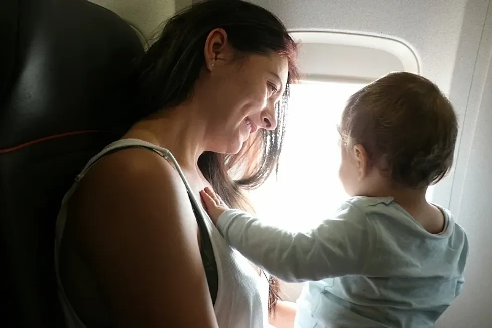 Pse familjet me fëmijë duhet të jenë të fundit që hipin në aeroplan kur udhëtojnë