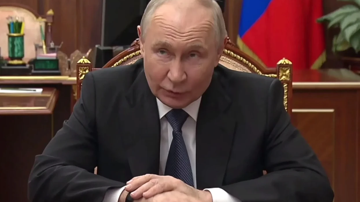 Putin po i frikësohet një atentati, ndalon zyrtarët të mbajnë ora dore në takime me të