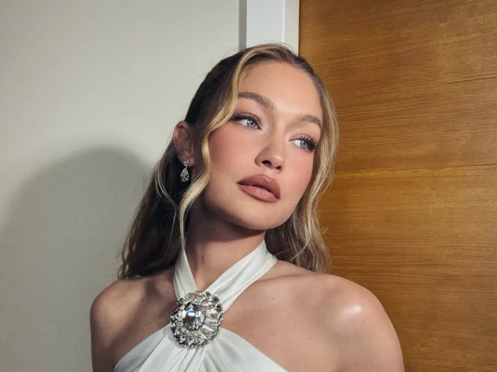 Gigi Hadid rikthen trendin e buzëve të mjegulluara: Duken më të plota, por elegante