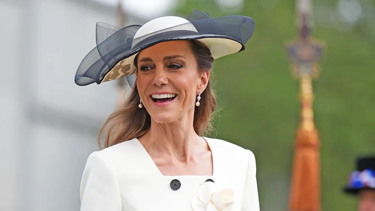 Kate Middleton shkëlqen në Buckingham Palace: Elegancë bardh e zi dhe detaje në nderim të Diana-s e Elizabeth II