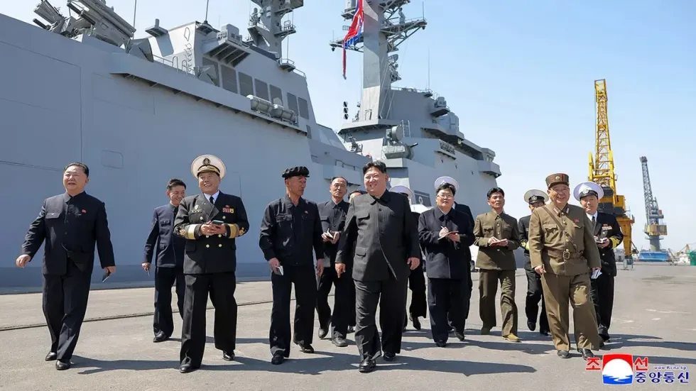 Koreja e Veriut ndryshon kushtetutën për të kërkuar sulm automatik bërthamor nëse Kim Jong Un vritet