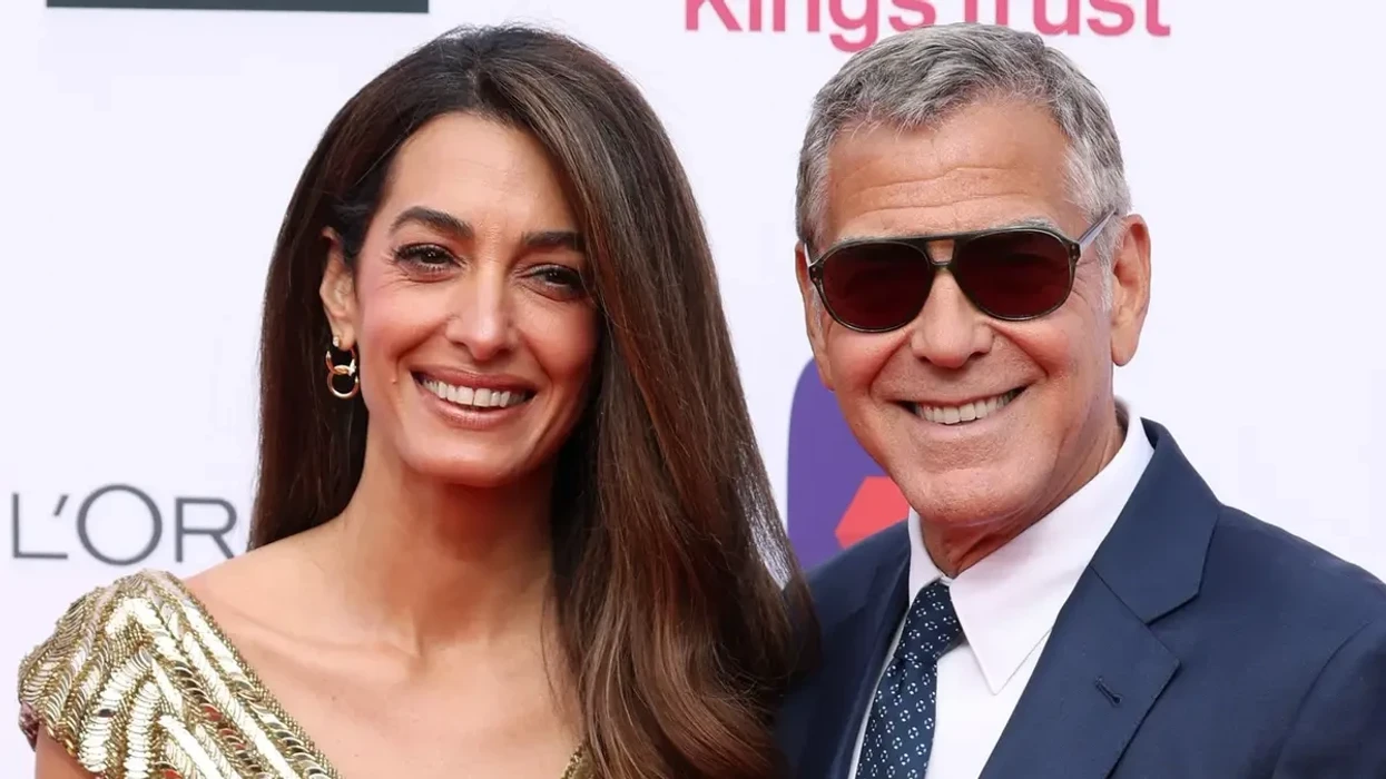 Amal Clooney shkëlqen në ar: Fustani retro që mori gjithë vëmendjen në Londër