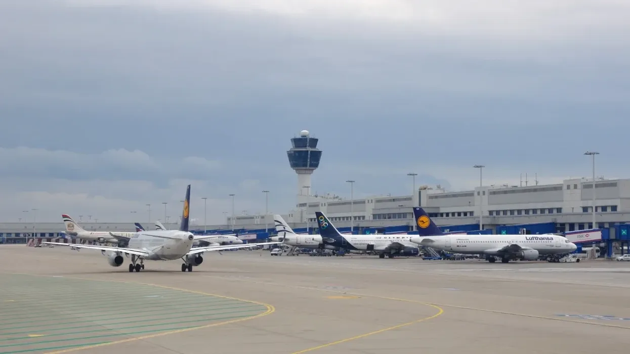 Panik në aeroportin e Athinës, aeroplani pëson defekt në ajër dhe piloti detyrohet të bëjë ulje emergjente Panik në aeroportin e Athinës, aeroplani pëson defekt në ajër dhe piloti detyrohet të bëjë ulje emergjente