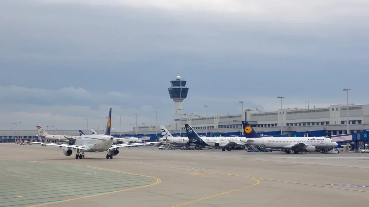 Panik në aeroportin e Athinës, aeroplani pëson defekt në ajër dhe piloti detyrohet të bëjë ulje emergjente