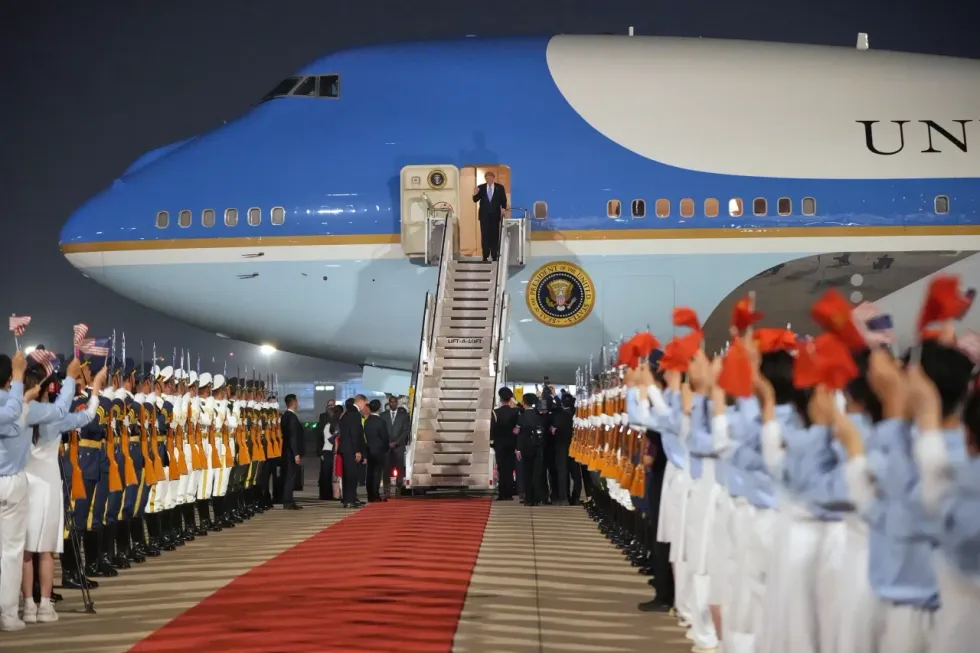 Trump arrin në Kinë - vizita e parë e një presidenti amerikan që nga viti 2017