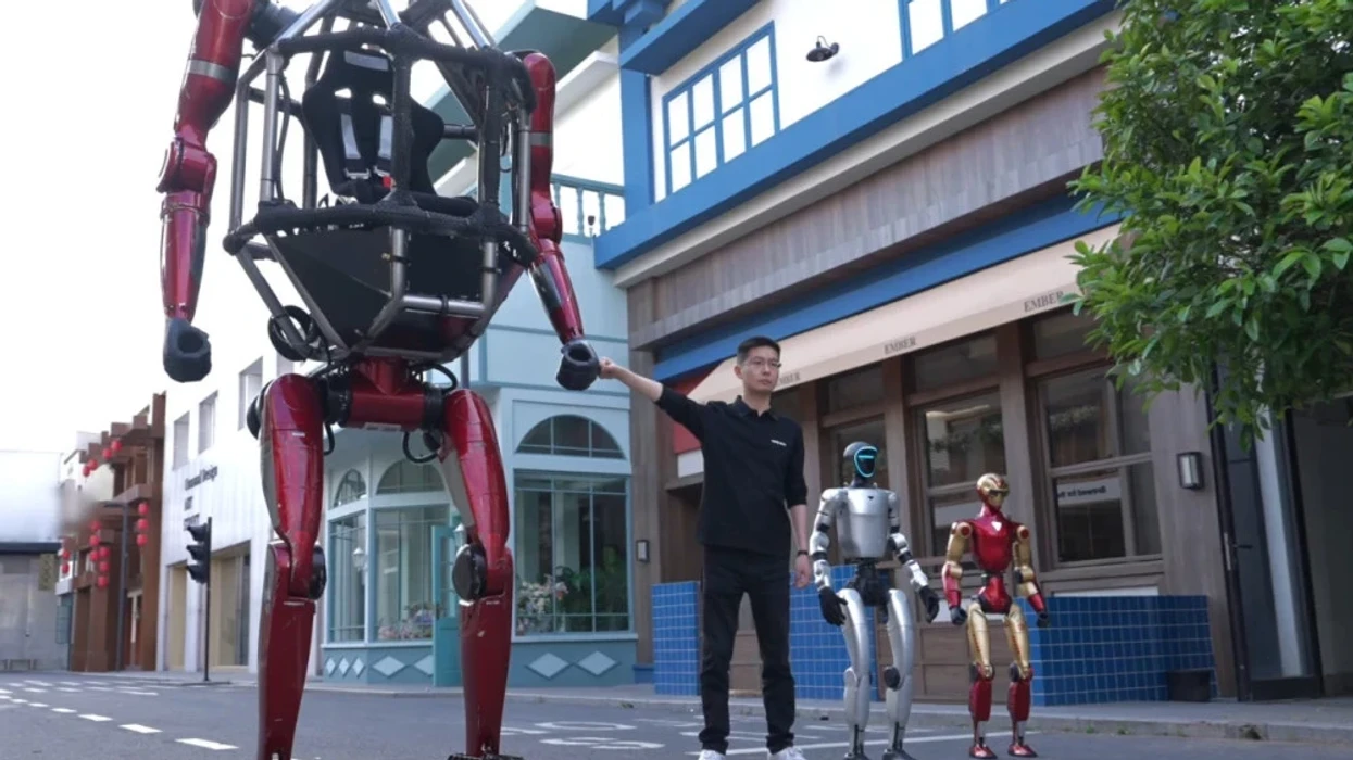 Prezantohet roboti gjigant
