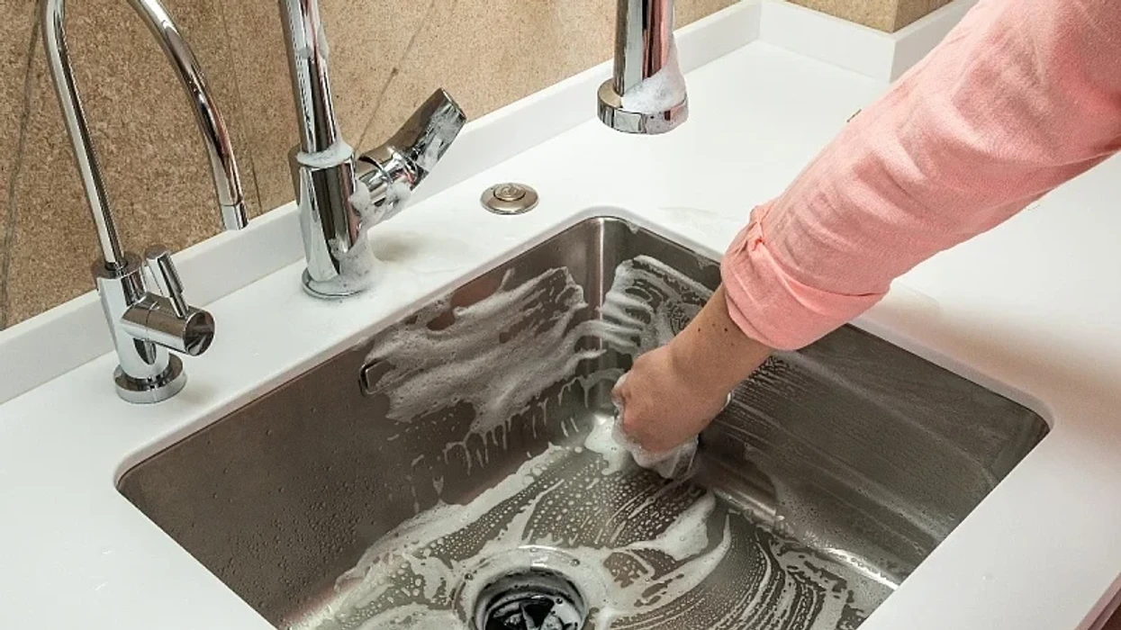 Si ta pastroni në mënyrë më efektive yndyrën dhe papastërtinë kokëfortë nga lavamani pa kimikate të ashpra