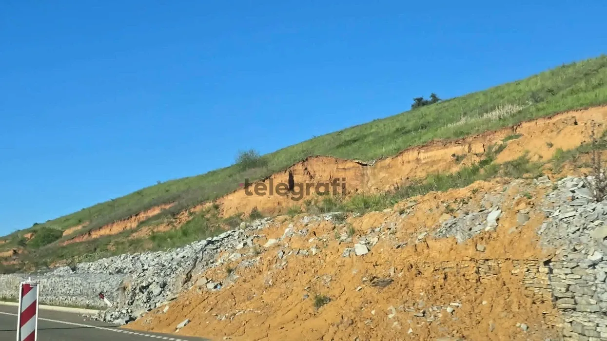 Shembjet e dheut dhe gropat, nënshkruhen kontratat e reja nga MIT për mirëmbajtjen e autoudhëve Shembjet e dheut dhe gropat, nënshkruhen kontratat e reja nga MIT për mirëmbajtjen e autoudhëve