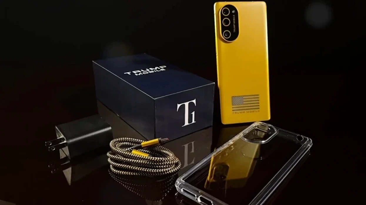 Telefoni "Trump T1" më në fund u dorëzohet blerësve pas pritjes së gjatët