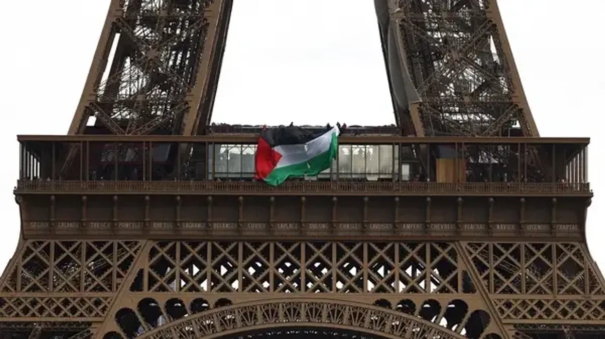 Paris, arrestohen 6 aktivistë pasi shpalosën flamurin palestinez në Kullën Eiffel Paris, arrestohen 6 aktivistë pasi shpalosën flamurin palestinez në Kullën Eiffel