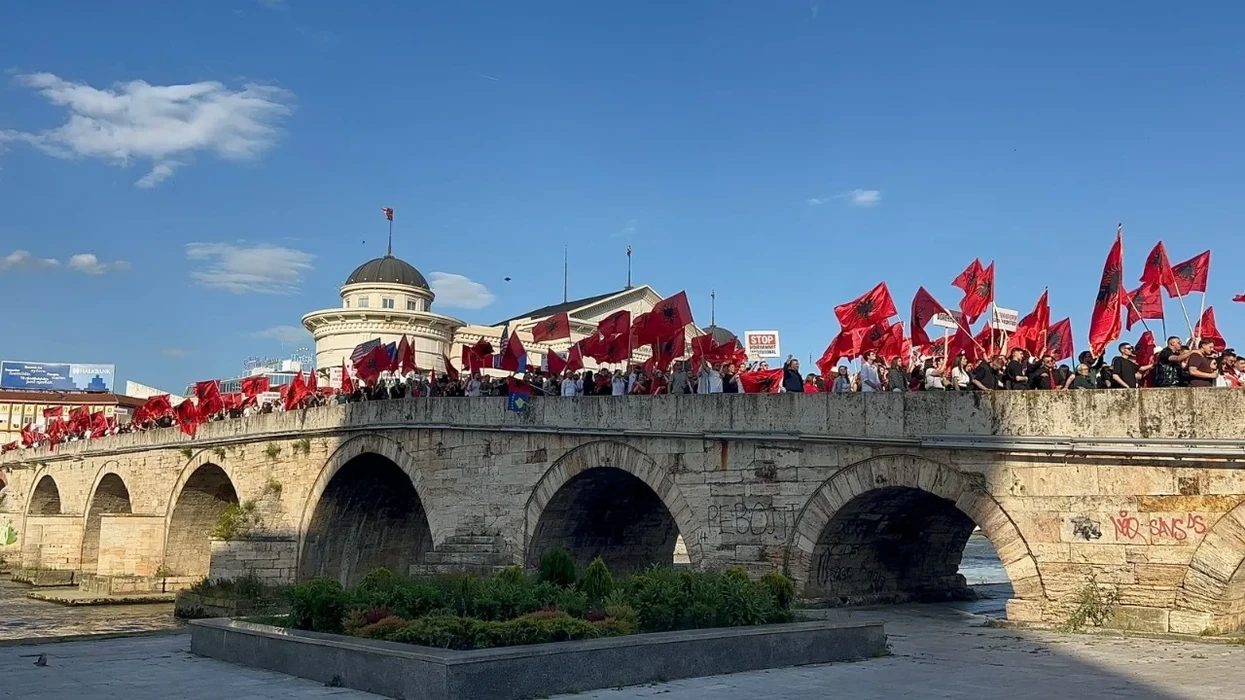 Mijëra protestues në Shkup, kërkohet zbatimi i gjuhës shqipe në institucionet e Maqedonisë së Veriut