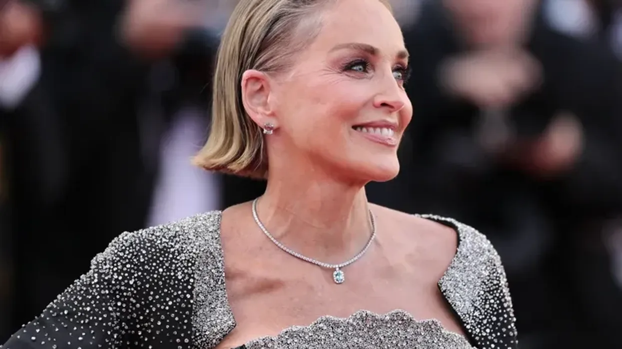 Sharon Stone mahnit në Cannes me një fustan spektakolar: Diva hollywoodiane la në hije të gjitha yjet tjera Sharon Stone mahnit në Cannes me një fustan spektakolar: Diva hollywoodiane la në hije të gjitha yjet tjera