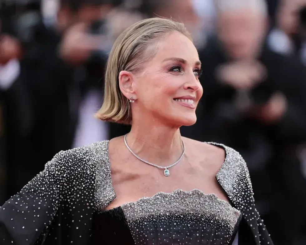 Sharon Stone mahnit në Cannes me një fustan spektakolar: Diva hollywoodiane la në hije të gjitha yjet tjera