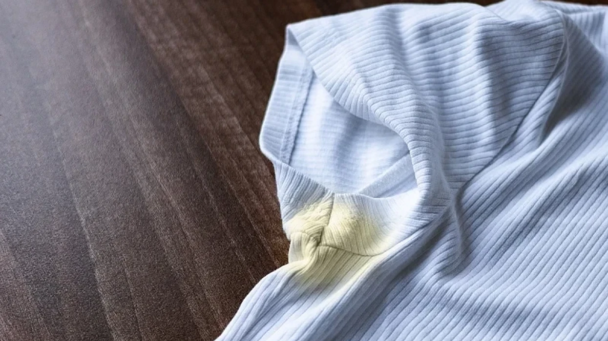 Hiqni njollat e deodorantit nga rrobat me përbërës që ndoshta i keni në shtëpi