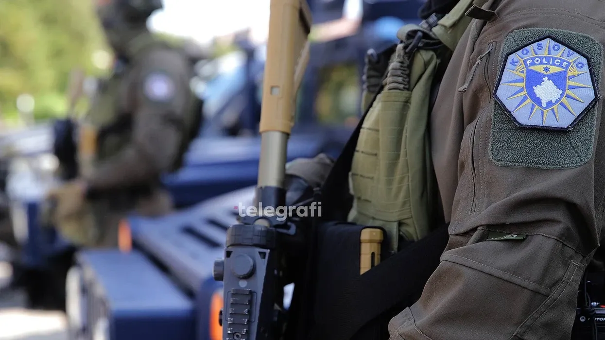 Arrestohen dy persona në Prishtinë dhe Mitrovicë, dyshohen për keqpërdorim detyre dhe falsifikim dokumentesh Arrestohen dy persona në Prishtinë dhe Mitrovicë, dyshohen për keqpërdorim detyre dhe falsifikim dokumentesh
