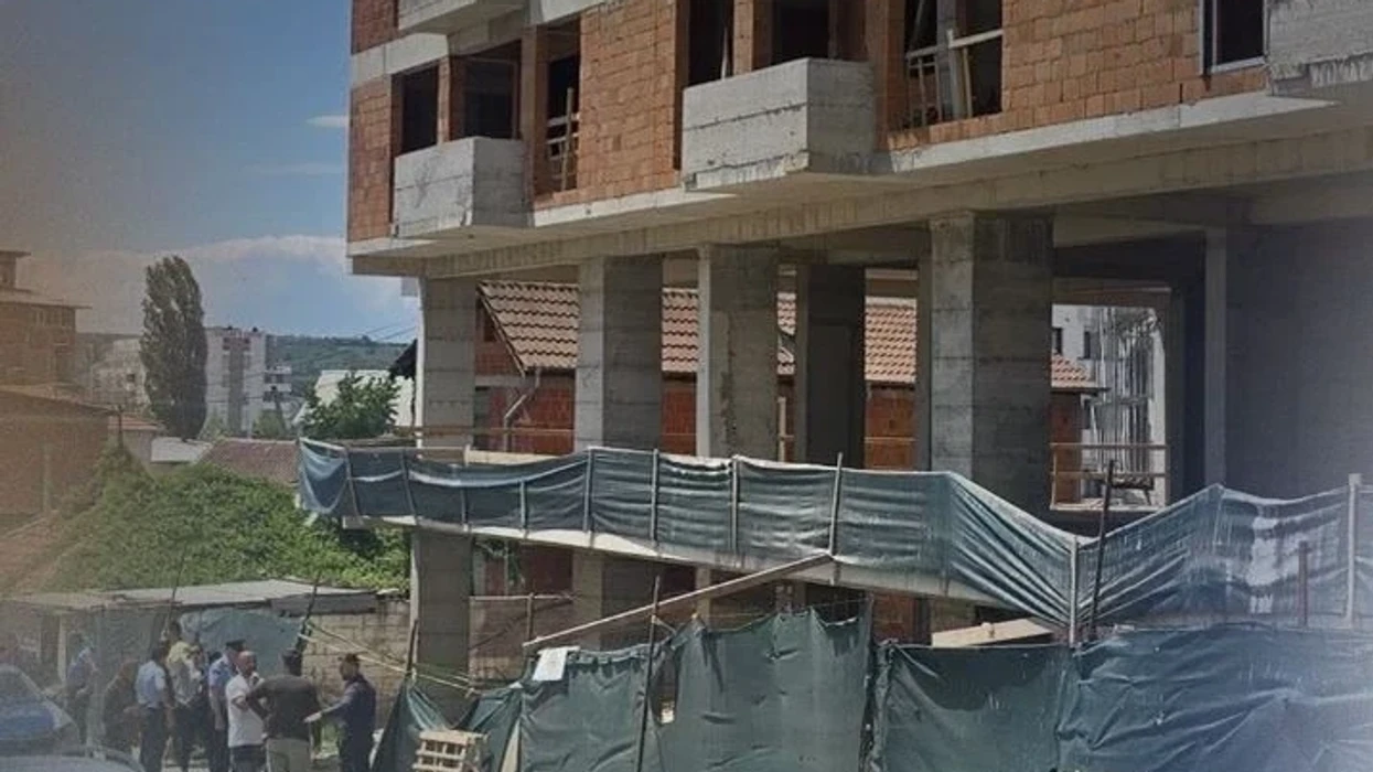 Vdes personi cili ra nga kati i një ndërtese në Vushtrri