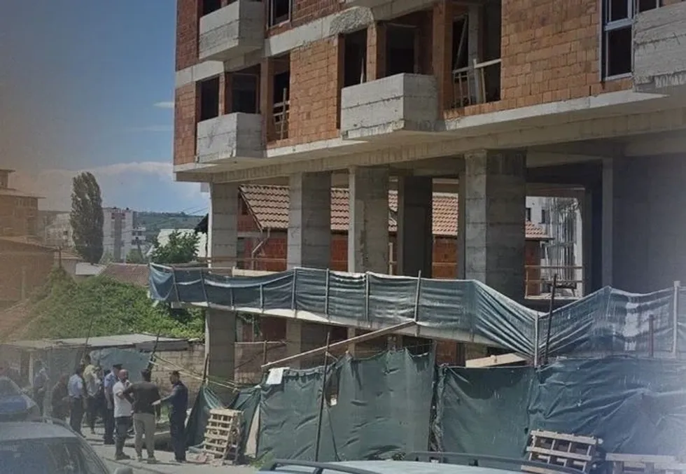 Vdes personi cili ra nga kati i një ndërtese në Vushtrri