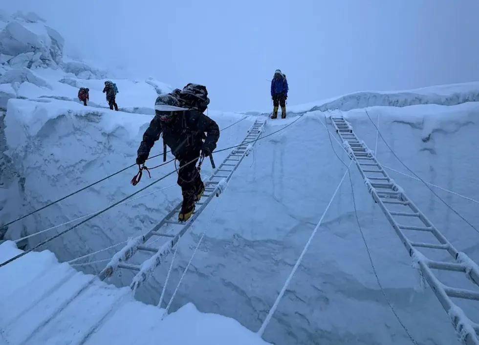 Rekord, 274 alpinistë arrijnë majën e Everestit brenda një dite