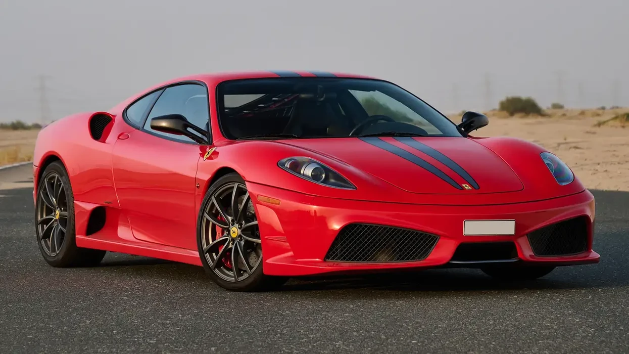 Shitet Ferrari 430 Scuderia i parë, pjesë e projektit ishte edhe Schumacher