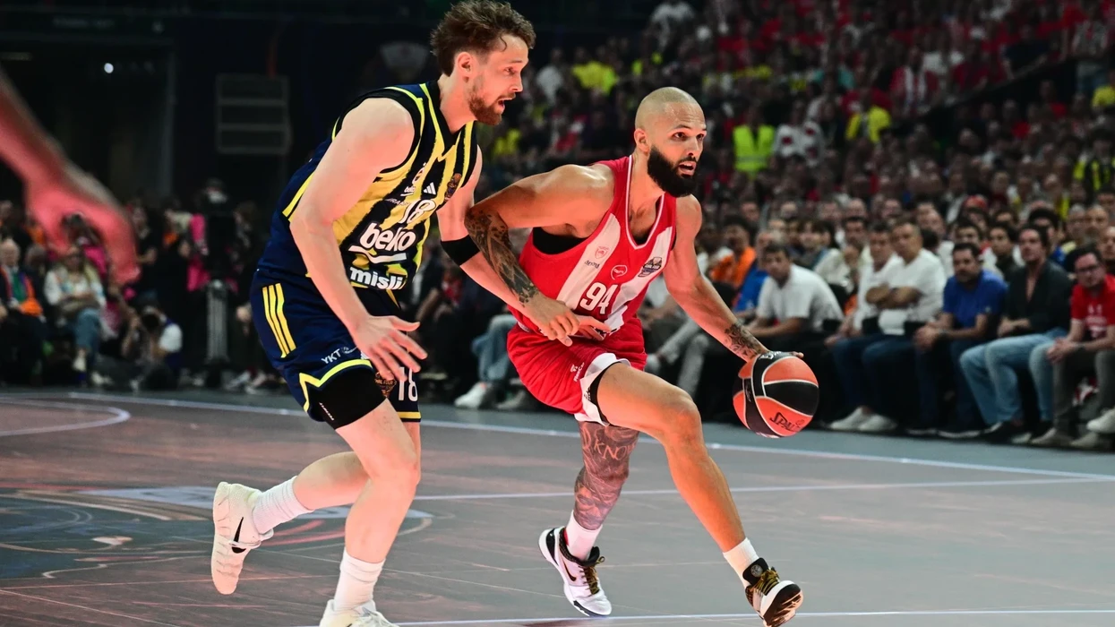 Olympiacos triumfon ndaj Fenerbahces, kalon në finale të EuroLeague