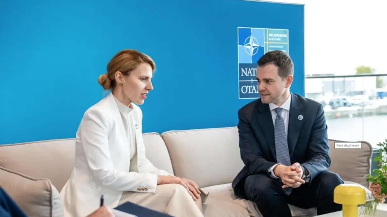 Mucunski takon Petrovën: Nevojitet zgjidhje për çështjen bilaterale me Bullgarinë, gjuha, identiteti dhe historia nuk mund të diskutohen Mucunski takon Petrovën: Nevojitet zgjidhje për çështjen bilaterale me Bullgarinë, gjuha, identiteti dhe historia nuk mund të diskutohen