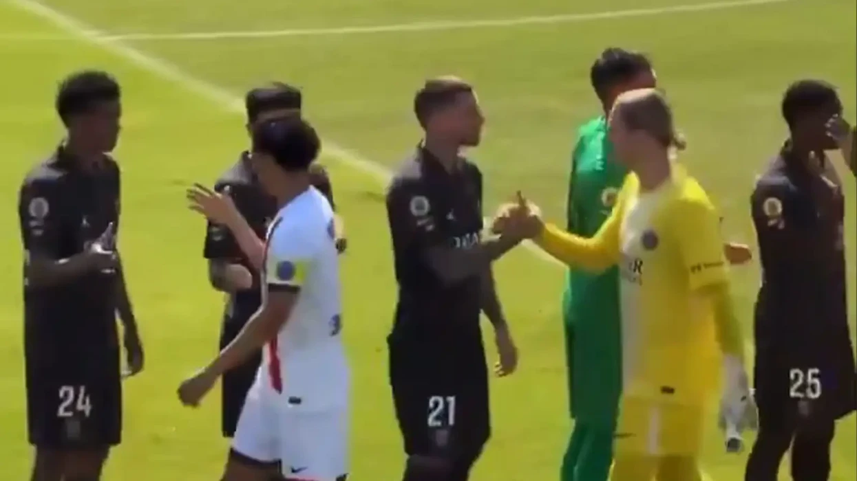 Pamjet që po bën xhiron e rrjetit: Dy yjet e PSG-së refuzojnë shtrëngimin e duarve në stërvitje