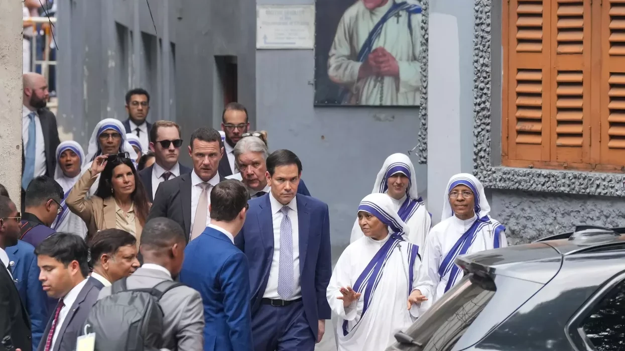 Sekretari i Shtetit i SHBA-së viziton "Shtëpinë e Nënës Terezë" në Indi