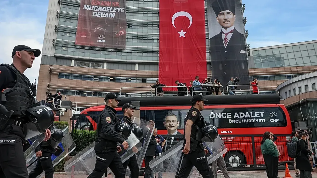 Policia turke sulmoi selinë kryesore të opozitës me gaz lotsjellës Policia turke sulmoi selinë kryesore të opozitës me gaz lotsjellës